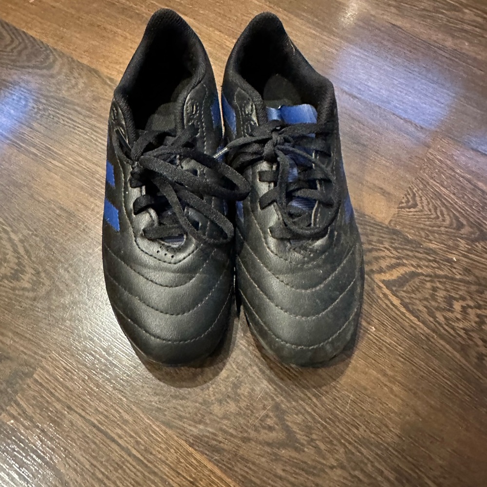 Soccer Cleats, Size 2 1/2 - Picture 1 of 5